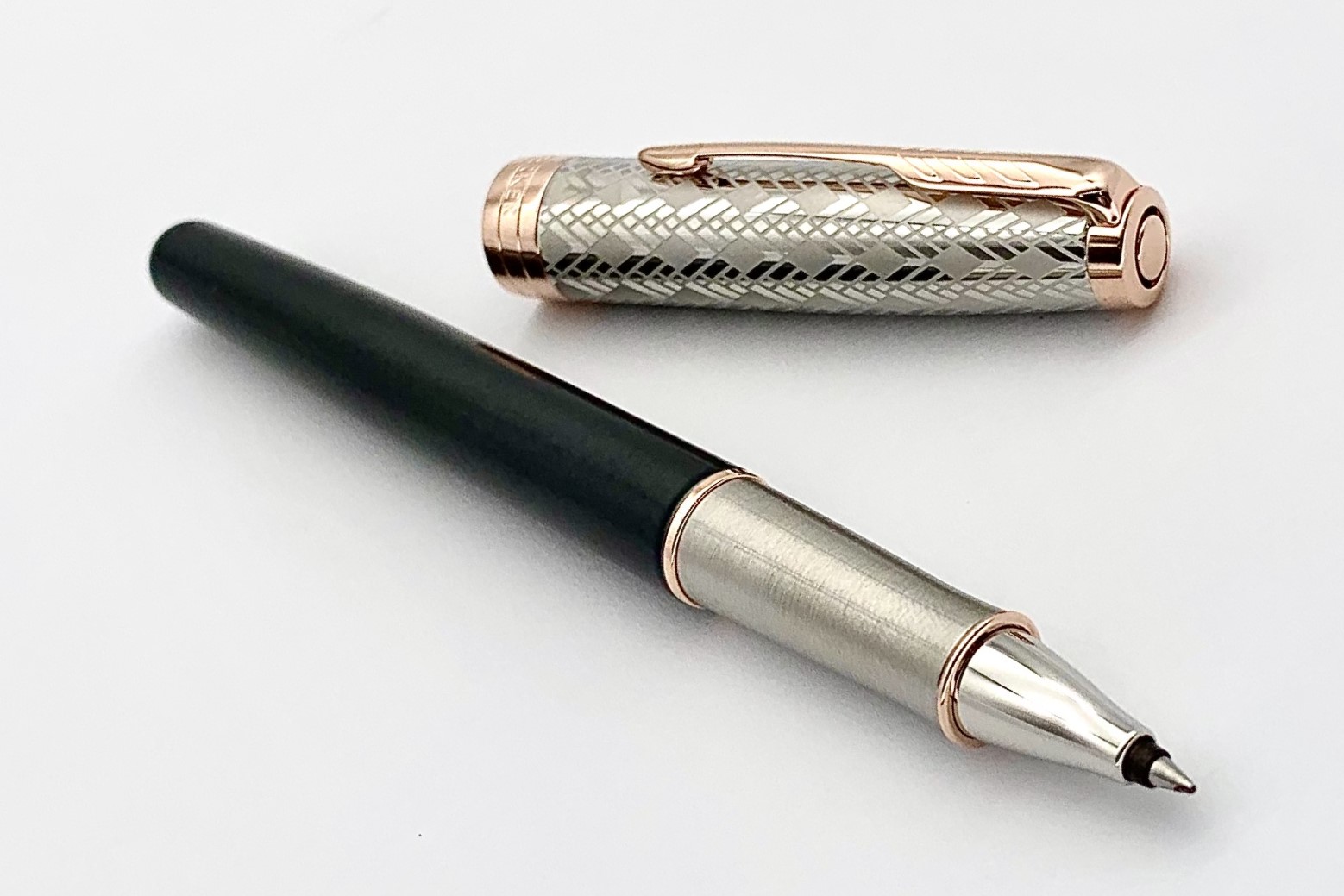 ParkerSonnetMetalAndGreyLacquerwithRoseGoldTrimRollerBallPen_d
